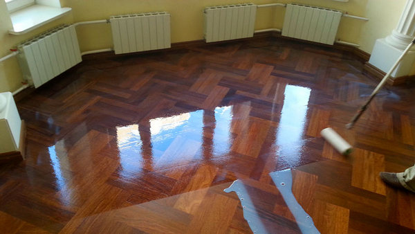 Нанесення паркетного лаку на водній основі